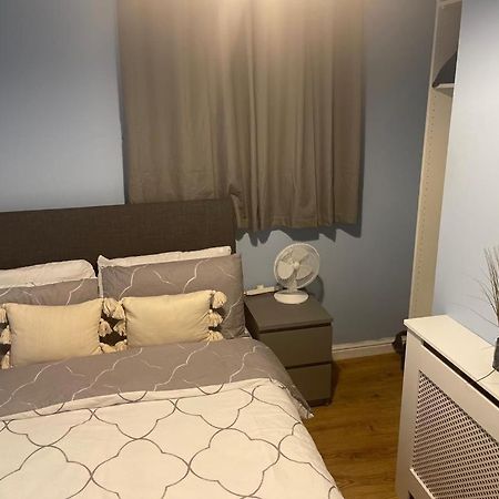 לונדון Lovely 2-Bedroom Holiday Home With Free Wifi מראה חיצוני תמונה