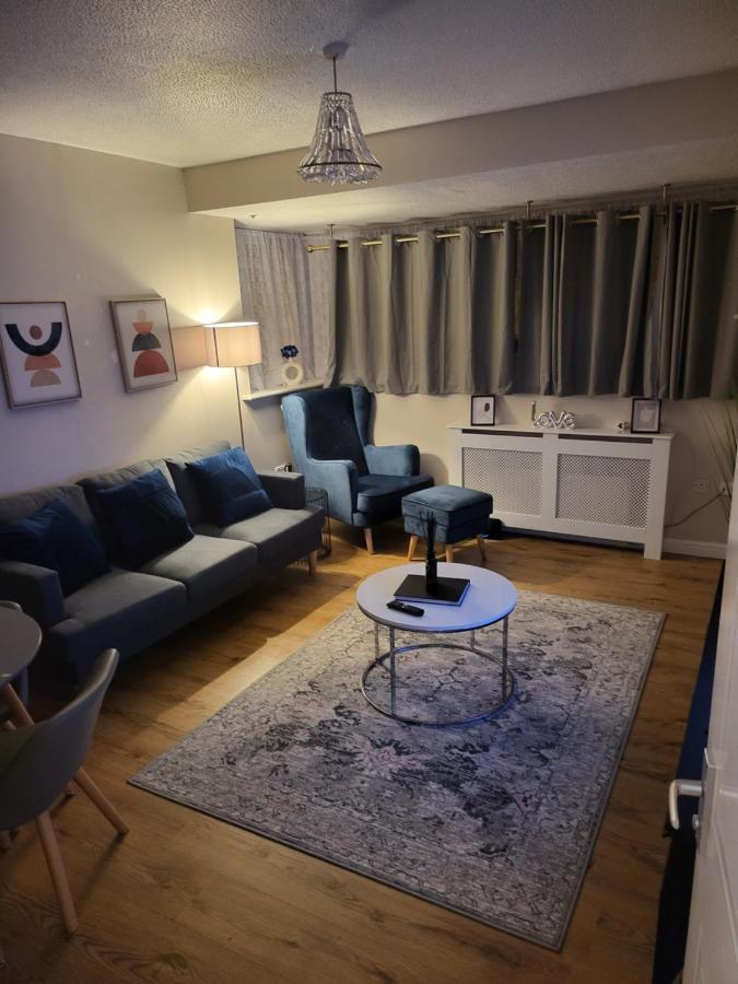 לונדון Lovely 2-Bedroom Holiday Home With Free Wifi מראה חיצוני תמונה